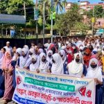 সহকারী অধ্যাপক রিফাত আহমেদের বদলি বাতিলের দাবিতে শ্রীবরদীতে শিক্ষার্থীদের বিক্ষোভ–মানববন্ধন 1 IMG 20251118 WA0015